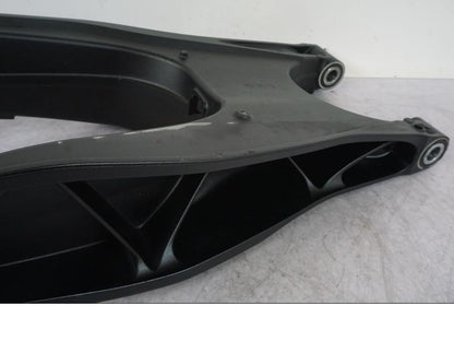 Vänster sida på Sving från en KTM 1290 Super Adventure S -2022 motorcykel.