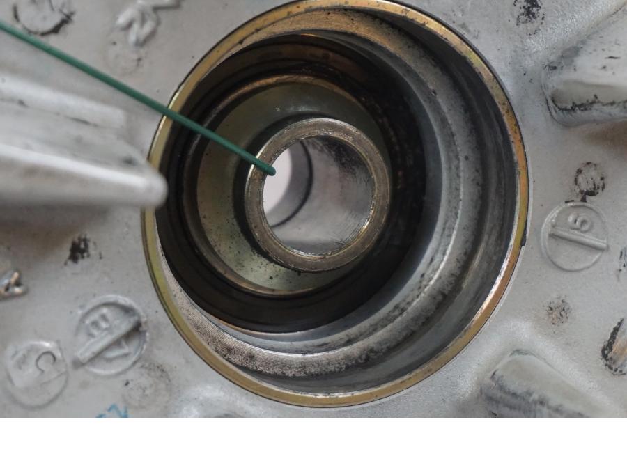 Snett nerifrån på Drevfäste från en Triumph Tiger -2009 motorcykel.