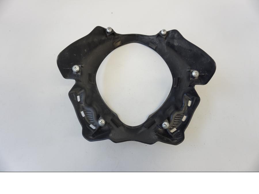 Vänster sida på Strålkastarkåpa från en Suzuki SFV 650 A Gladius -2012 motorcykel.