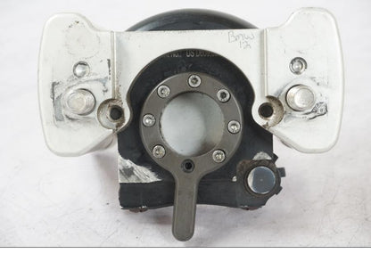 Snett nerifrån på Styrdämpare från en BMW R 1200 GSA -2012 motorcykel.