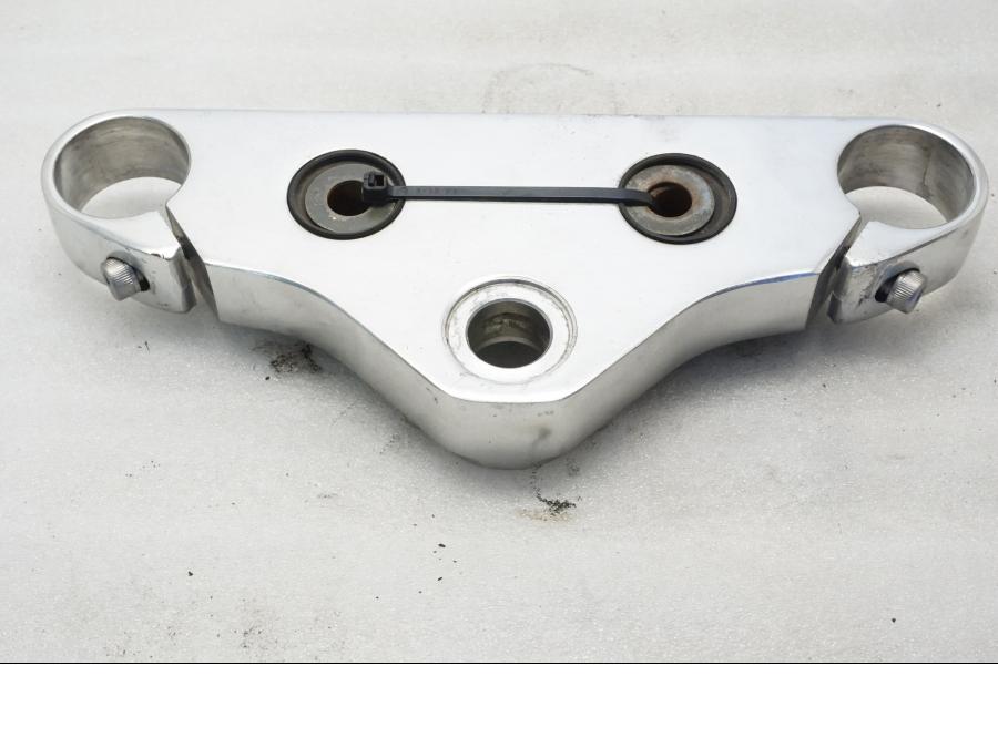 Framsidan på Gaffelkrona från en Yamaha XVS 650 -1999 motorcykel.