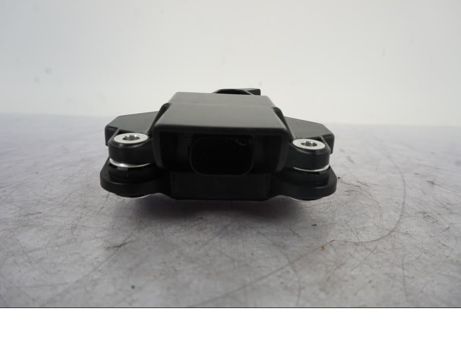 Framsidan på Tilt Sensor från en KTM 1290 Super Duke R -2023 motorcykel.