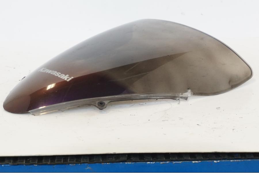 Höger sida på Vindruta från en Kawasaki ZR-7 -2001 motorcykel.