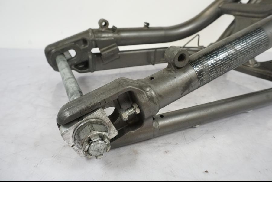 Snett nerifrån på Sving från en Kawasaki ER-6N -2012 motorcykel.