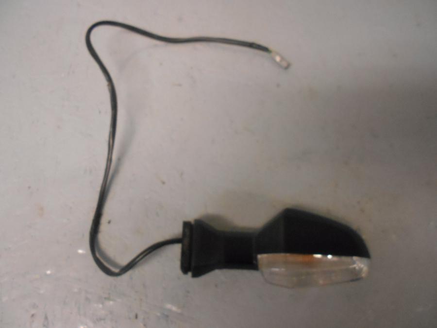 Baksidan på <p>Blinkers höger bak från Kawasaki Z 800 2014.</p>

<p>2013-2016.</p>

<p>Ninja 300 2013-2017.</p>

<p>Z 250 2015-2017.</p> motorcykel.