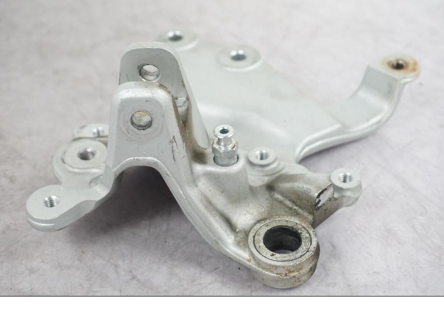 Höger sida på Fotpinnefäste från en Ducati Multistrada V4 -2024 motorcykel.