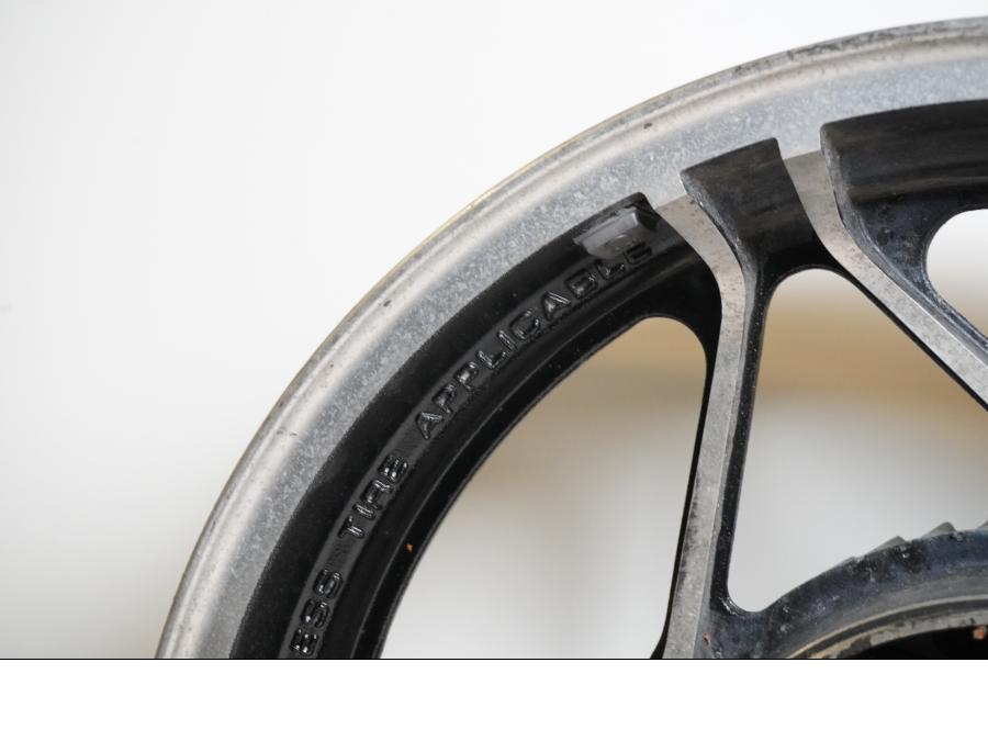 Vänster sida på Fälg från en Honda VF 750 C -1983 motorcykel.