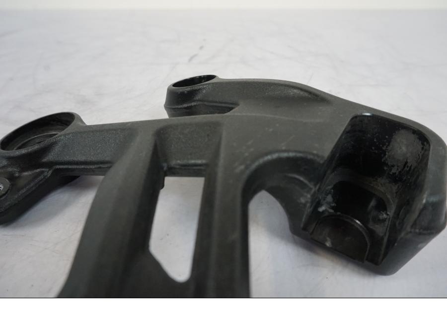 Snett uppifrån på Fotpinnefäste från en KTM 790 Duke -2019 motorcykel.