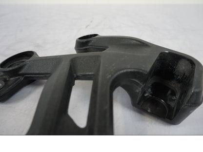 Snett uppifrån på Fotpinnefäste från en KTM 790 Duke -2019 motorcykel.