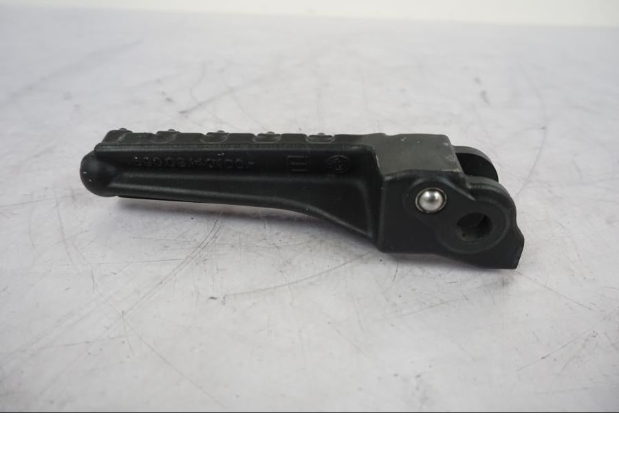 Höger sida på Fotpinne från en KTM 1290 Super Duke -2019 motorcykel.