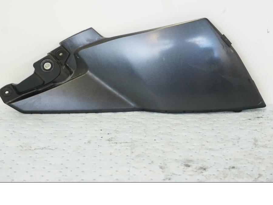 Baksidan på Bensintankskåpa från en Suzuki GSX 1300 BK -2008 motorcykel.