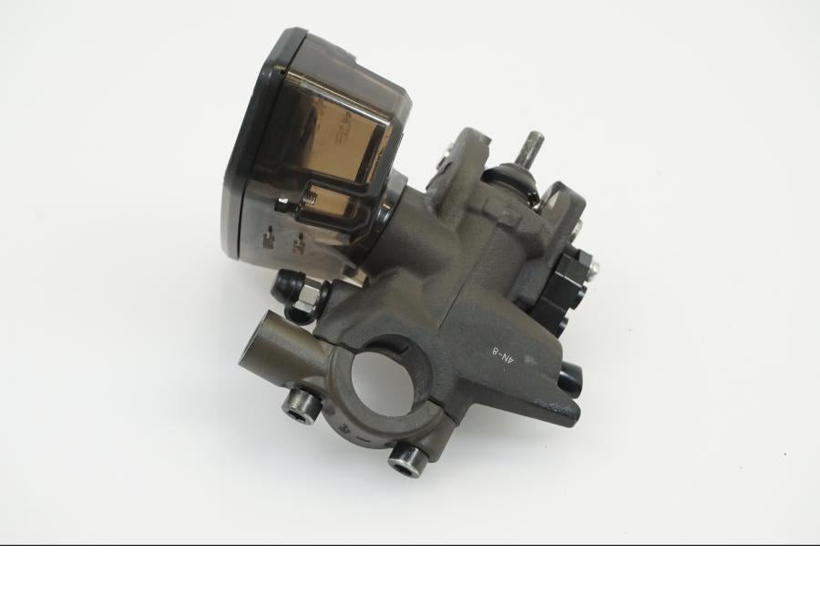 Baksidan på Bromshuvudcylinder från en Kawasaki Z 1000 -2014 motorcykel.