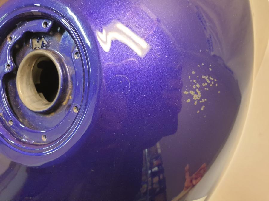 Extrabild1 på Bensintank från en Kawasaki ZZR 600 -1998 motorcykel.