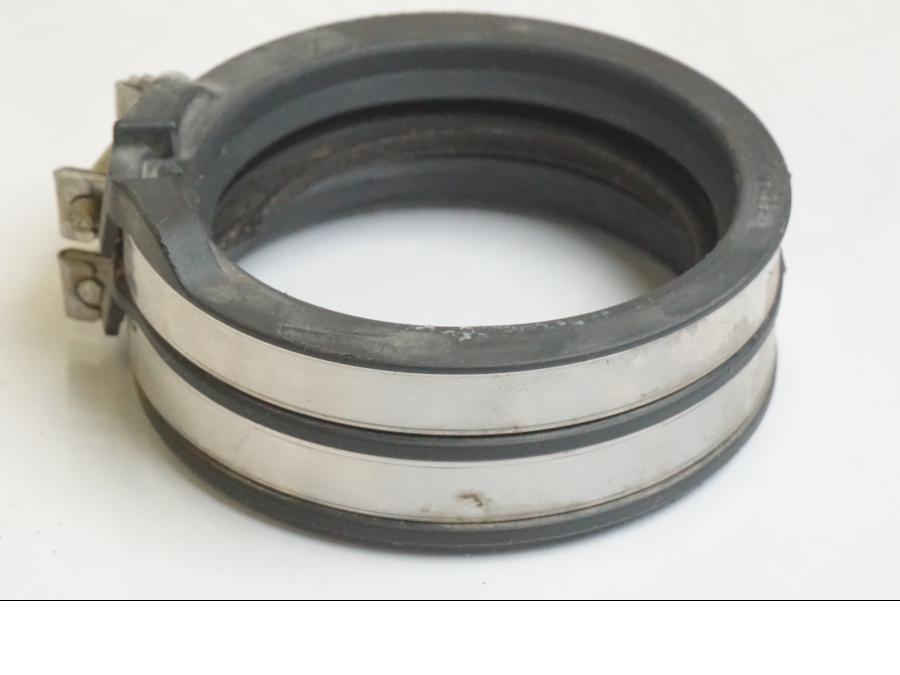 Höger sida på Insugsgummi från en KTM 1190 Adventure -2015 motorcykel.