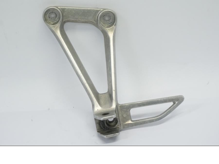 Framsidan på Fotpinnefäste från en Honda CB 500 X -2015 motorcykel.