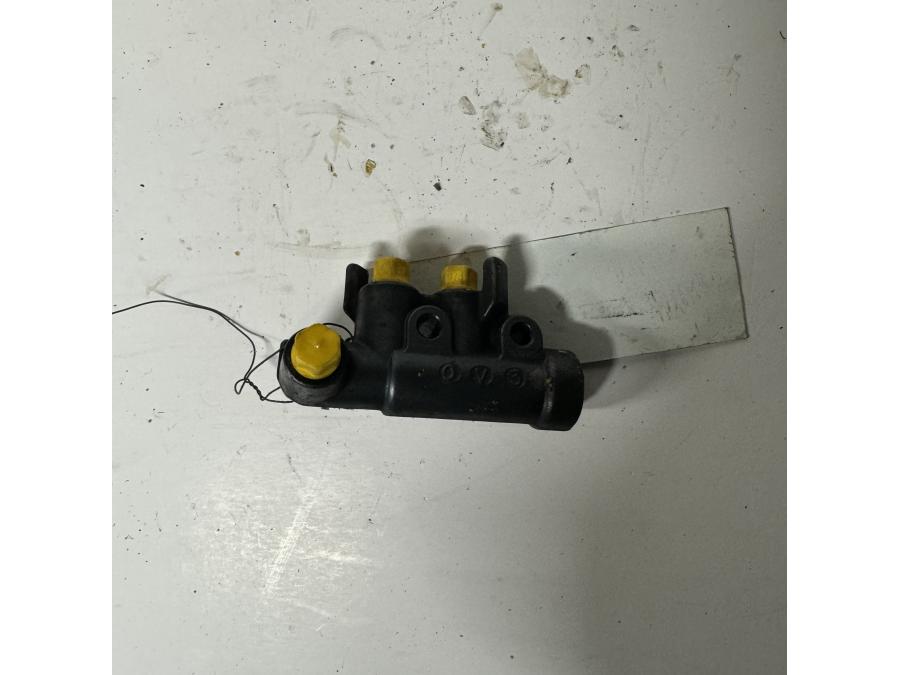 Baksidan på Bromsfördelare från en Honda CBR 1100 XX -2001 motorcykel.