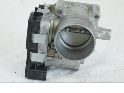 Höger sida på Spjällhus från en BMW K 1600 -2015 motorcykel.