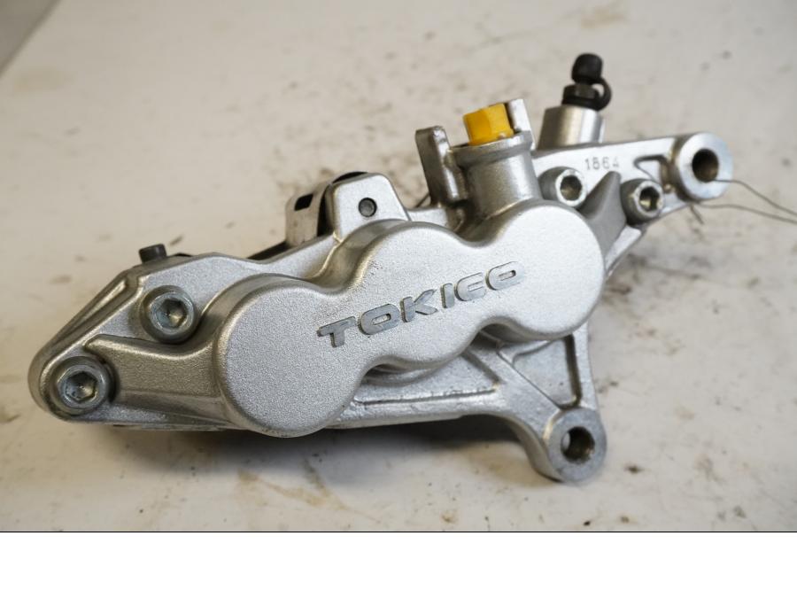 Framsidan på Bromsok från en Kawasaki VN 1600 Mean Streak -2004 motorcykel.