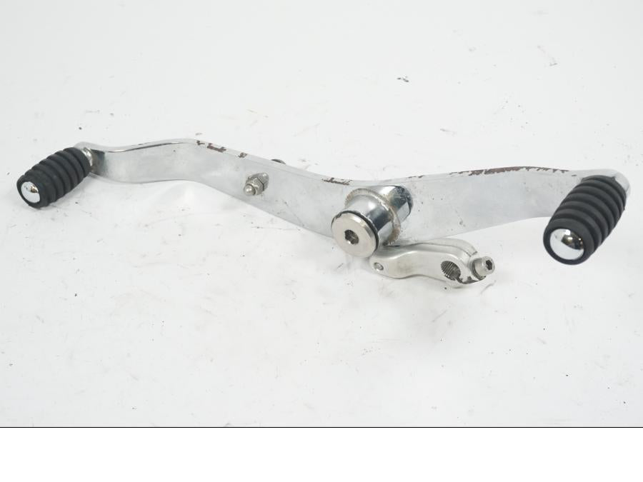 Framsidan på Växelpedal från en Triumph Rocket III -2007 motorcykel.