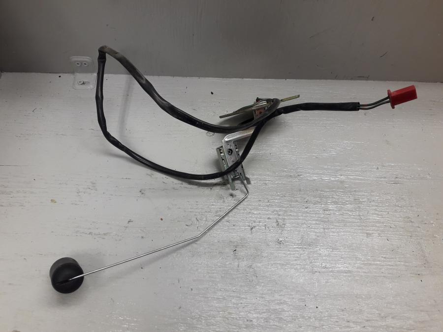 Framsidan på Bensintankgivare från en Honda CBR 1000 F -1999 motorcykel.