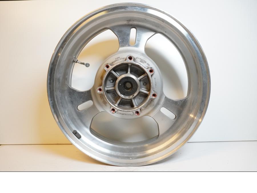 Snett nerifrån på Fälg från en Kawasaki VN 1500 Mean Streak -2002 motorcykel.