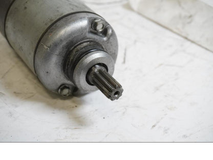 Baksidan på Startmotor från en Suzuki GSX-R 750 -1996 motorcykel.