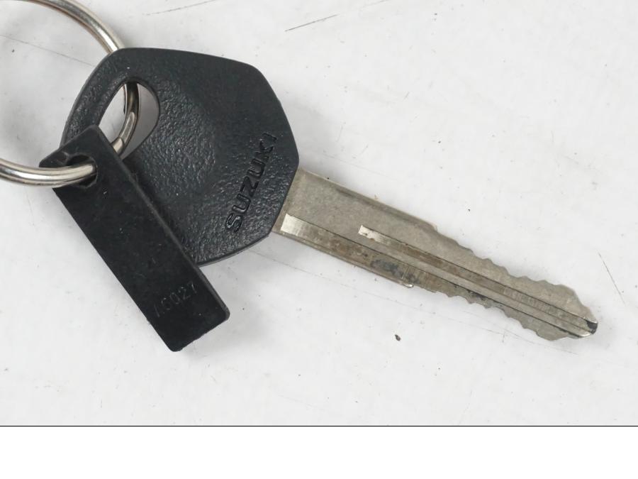 Baksidan på <p>Tanklock från Suzuki GSX 750 W 2002.</p>

<p>Med 1st nyckel. Repor finns på tanklocket se bilder.</p> motorcykel.