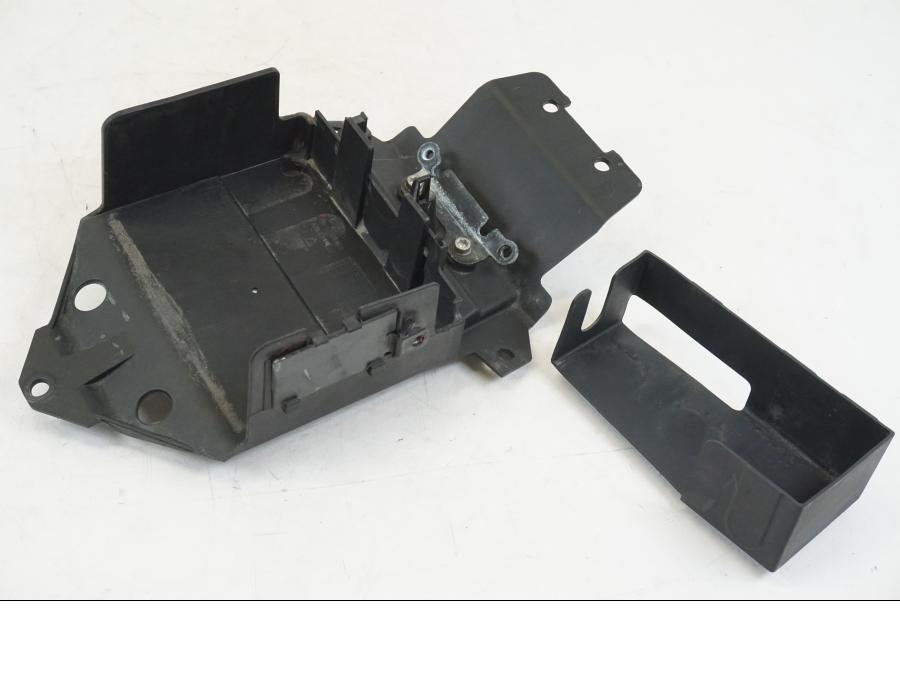 Framsidan på Batterikåpa från en Ducati Streetfighter S -2011 motorcykel.