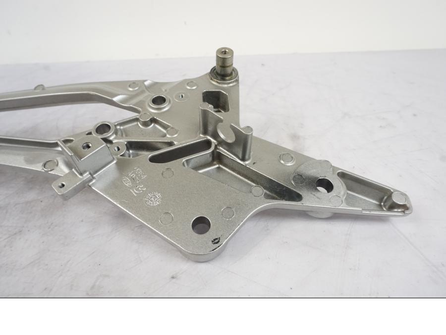 Snett nerifrån på Fotpinnefäste från en Kawasaki Z 800 -2014 motorcykel.