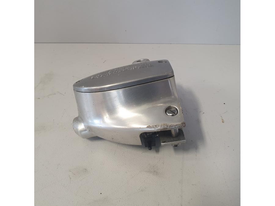 Framsidan på Kopplingshuvudcylinder från en Yamaha XV 1900 -2008 motorcykel.