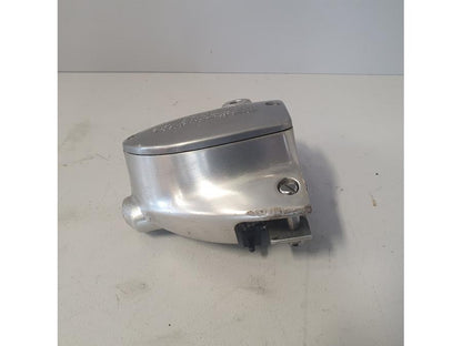 Framsidan på Kopplingshuvudcylinder från en Yamaha XV 1900 -2008 motorcykel.