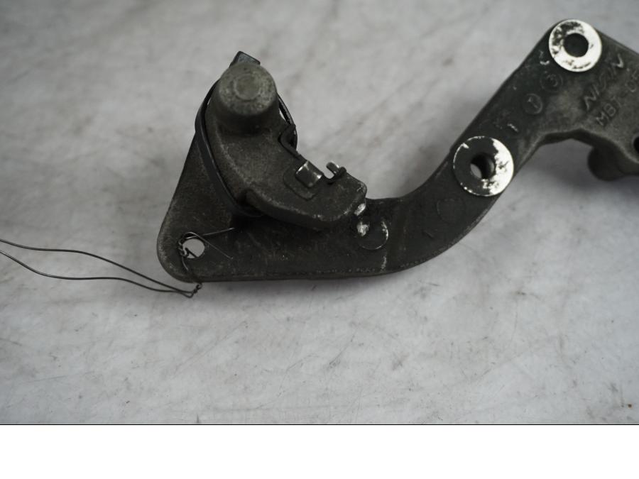 Höger sida på Bromsoksfäste från en Honda VFR 1200 -2012 motorcykel.