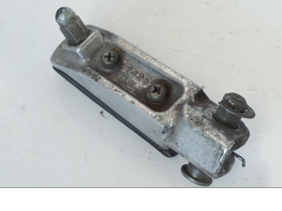 Snett nerifrån på Fotpinne från en Kawasaki ZR-7 -2001 motorcykel.