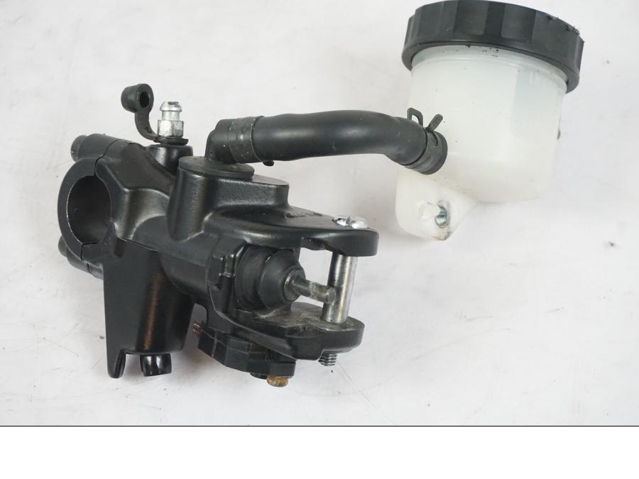 Vänster sida på Bromshuvudcylinder från en Kawasaki ZZ-R 1400 -2009 motorcykel.