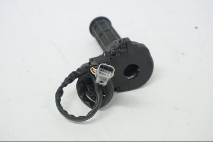 Snett uppifrån på Gasreglage från en Ducati Desert X -2022 motorcykel.