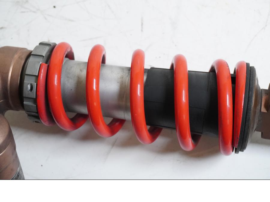 Snett nerifrån på Stötdämpare från en BMW S 1000 RR -2011 motorcykel.