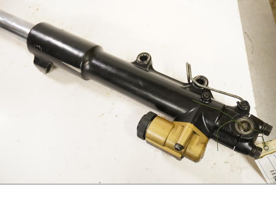 Baksidan på Gaffelben från en Suzuki GSX 1100 EF -1984 motorcykel.