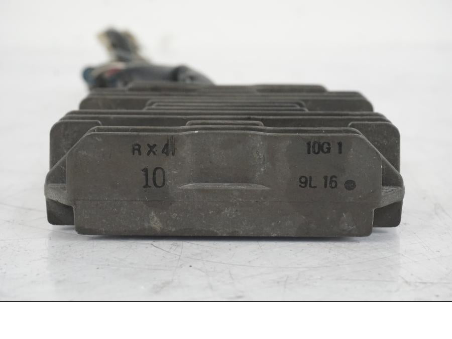 Snett nerifrån på Likriktare från en Suzuki VZR 1800 -2009 motorcykel.