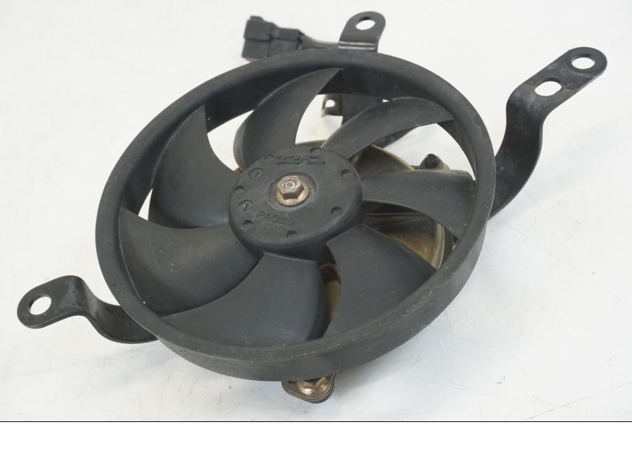 Baksidan på Vattenkylfläkt från en Yamaha YZF 1000 R1 -2004 motorcykel.