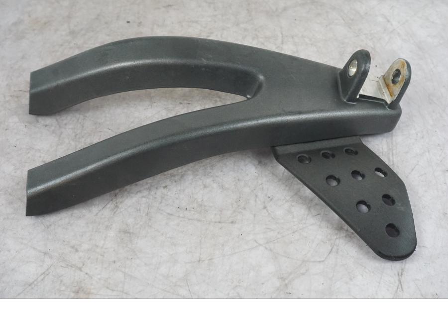 Vänster sida på Fotpinnefäste från en Buell 1125 R -2008 motorcykel.