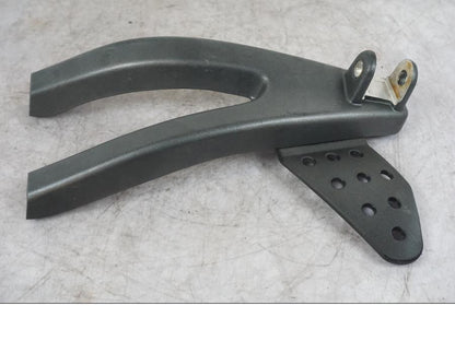 Vänster sida på Fotpinnefäste från en Buell 1125 R -2008 motorcykel.