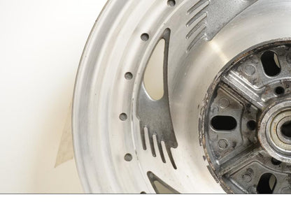 Extrabild6 på Fälg från en Suzuki VZ 800 -1997 motorcykel.