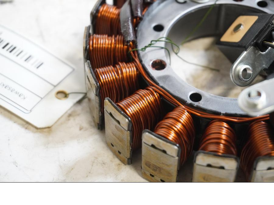 Baksidan på Generator från en Kawasaki VN 1600 -2006 motorcykel.