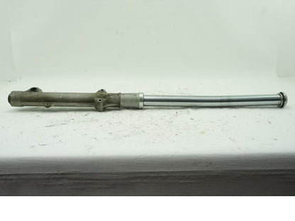 Framsidan på Gaffelben från en BMW R 90 -1975 motorcykel.