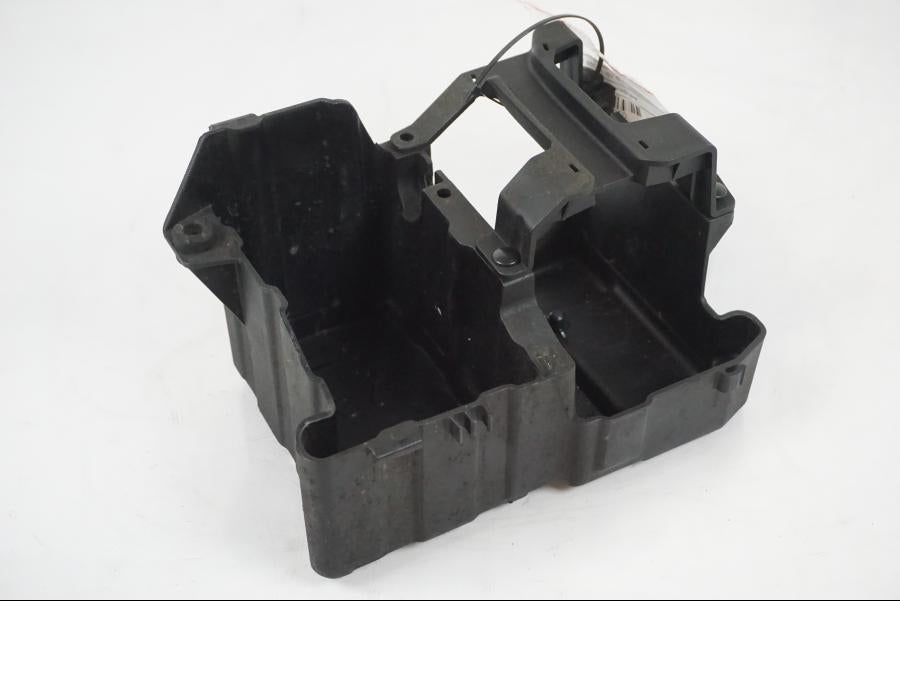 Framsidan på Batterihållare från en BMW F 650 CS -2002 motorcykel.