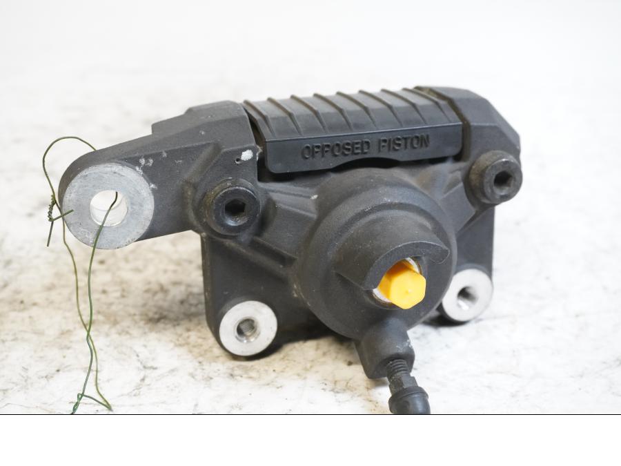 Framsidan på Bromsok från en Suzuki GSX-R 600 -2000 motorcykel.