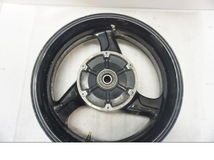 Snett nerifrån på Fälg från en Honda CBR 1100 XX -1998 motorcykel.