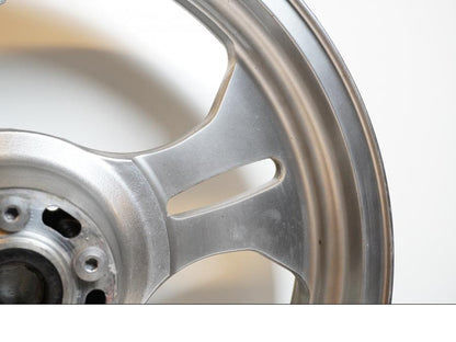 Vänster sida på Fälg från en Kawasaki VN 1600 Mean Streak -2004 motorcykel.