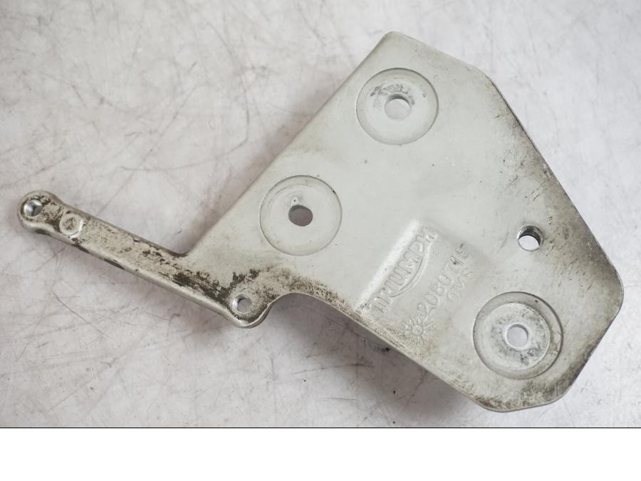 Vänster sida på Fotpinnefäste från en Triumph Tiger -2009 motorcykel.