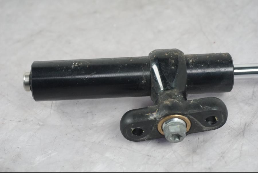 Extrabild1 på Styrdämpare från en KTM 1290 Super Duke R -2022 motorcykel.